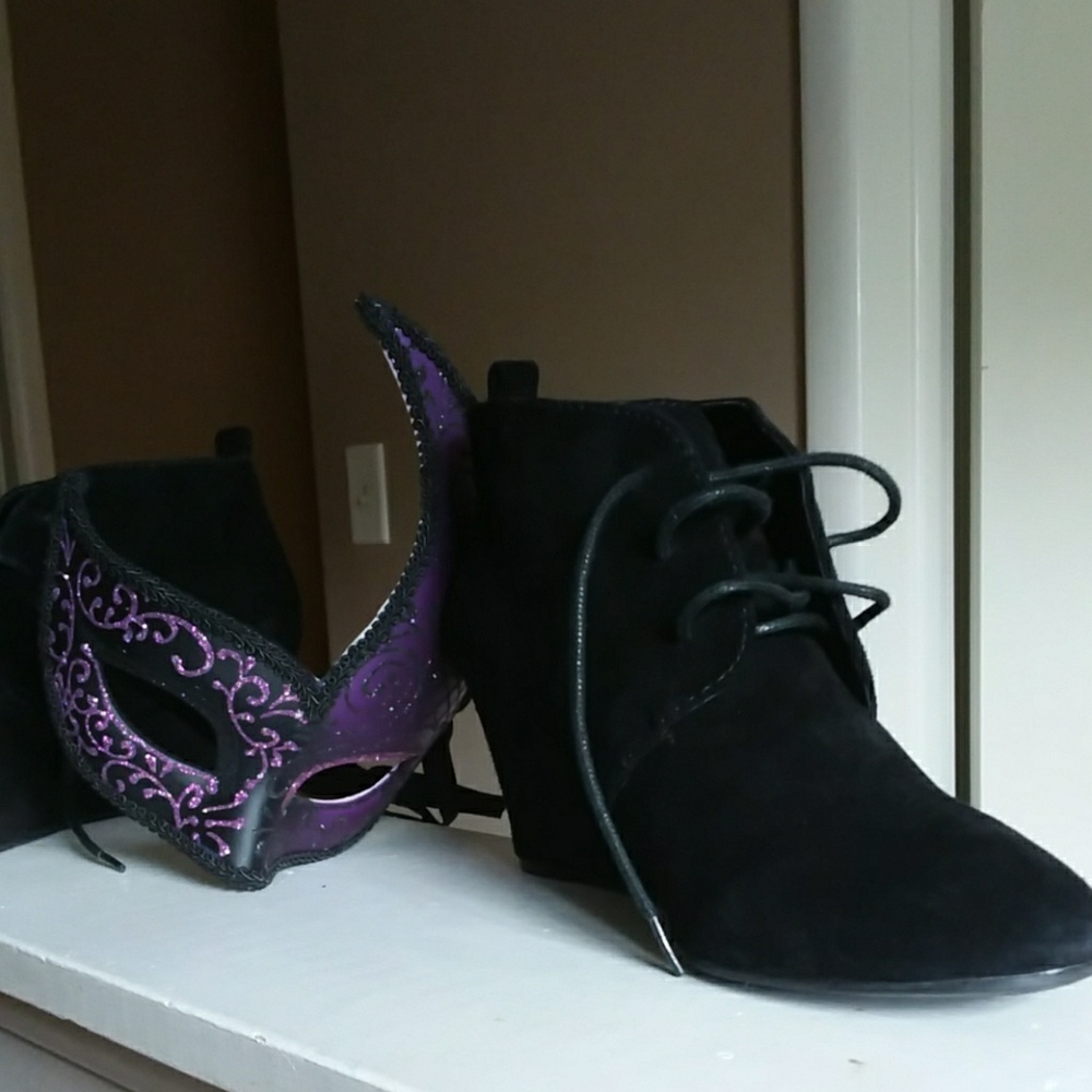 Suede wedge ankle length bootie